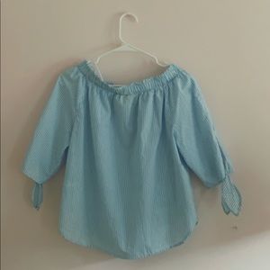 Super cute off the shoulder blouse! 💙